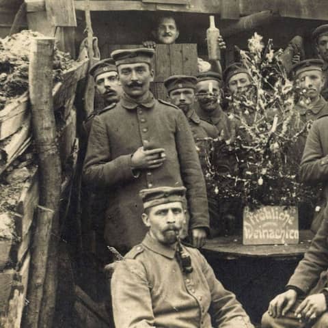Soldaten im Schützengraben mit Tannenbaum an Weihnachten