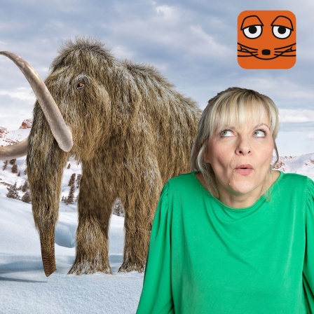 Fotomontage: Eine Frau blickt nach oben, denn neben ihr steht ein Mammut in einer Winterlandschaft.