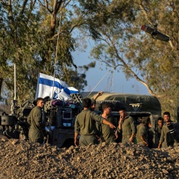 Israelische Soldaten stehen neben Mörserwerfern in einer Stellung nahe der Grenze zwischen Israel und Gaza.