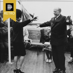 Der Vorsitzende des Staatsrates der Deutschen Demokratischen Republik Walter Ulbricht tanzt mit Elmira Rahimova (Sängerin der aserbaidshanischen Philharmonie) am Schiff Tadshikistan. Reise der DDR-Regierungsdelegation in die Sowjetunion. 20.09.1965.