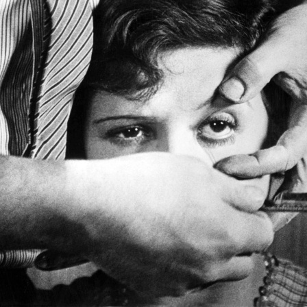Filsmszene aus dem Schwarz-weiß-Film "Un Chien Andalou" mit Simone Mareuil 