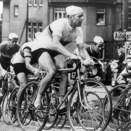 Der legendäre DDR-Radrennfahrer Gustav-Adolf Schur (Mitte) bei der Radweltmeisterschaft der Straßenamateure am 13. August 1960 auf dem Sachsenring bei Hohenstein-Ernstthal. Schur wurde Vize-Weltmeister. 