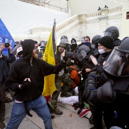 Tumultartige Auseinandersetzungen zwischen maskierten Trump-Anhängern und der Polizei vor dem Kapitol in den USA.