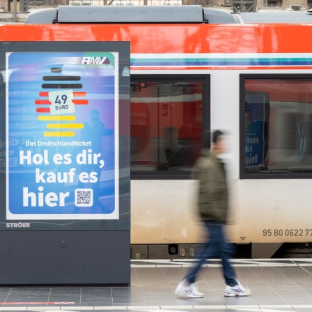 Die Werbung für das Deutschlandticket ist am Hauptbahnhof vor einer Bahn des ÖPNV zu sehen.