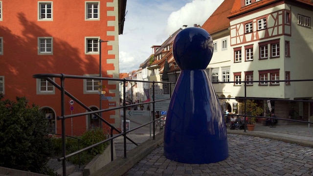 Blauer Spielkegel in der Ravensburger Innenstadt