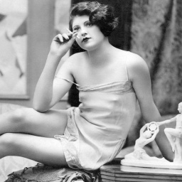 Erotik, rauchende Frau in Unterwäsche, 1920er Jahre