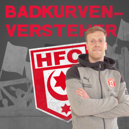 Porträt von Verteidiger Brian Behrendt im Stadion des Halleschen FC vor dem Logo des Halleschen FC