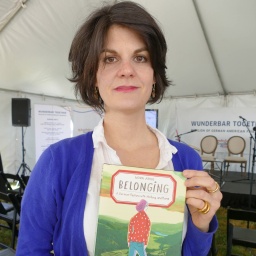 Nora Krug, Schriftstellerin aus Deutschland, zeigt beim Literaturfest "Bay Area Book Festival" ihre Graphic Novel "Heimat. Ein deutsches Familienalbum" (in der englischen Ausgabe mit dem Titel "Belonging")