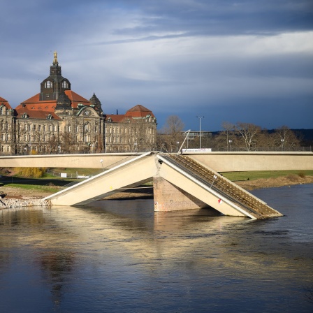 Blick auf die teileingestürzte Carolabrücke an der Elbe, im Hintergrund ist die Staatskanzlei zu sehen.