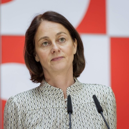 Katarina Barley, Vizepräsidentin des Europäischen Parlaments, spricht bei einer Pressekonferenz vor rotem Hintergrund.