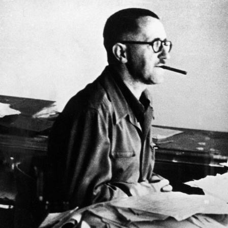 Der Schriftsteller und Regisseur Brecht im Exil in den USA in seinem Arbeitszimmer in Kalifornien im Oktober 1947.