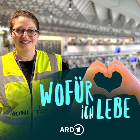 Melissa Ergül-Puopolo ist als Abschiebe-Beobachterin im Auftrag von Diakonie und Caritas am Frankfurter Flughafen. Darüber das Logo der Serie: Zwei Hände formen ein Herz, in dessen Mittelpunkt der Schriftzug "Wofür ich lebe" steht.