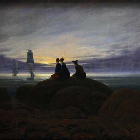 Digitale Reproduktion des Gemäldes "Kreidefelsen auf Rügen" (1818) von Caspar David Friedrich (1774 -1840). Zu sehen sind drei Frauen, dieauf einem Felsen im Mondschein sitzend auf in der Ostsee ankernde Segelschiffe schauen. 