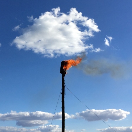 Junggesellen des Schützenvereins Horst und Wall verbrennen am 05.04.2015 in Ochtrup (Nordrhein-Westfalen) beim sogenannten "Poaskenstaaken" eine Tonne.