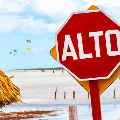 Ein Schild in Mexiko, auf dem "Alto" steht (Foto: imago images / Panthermedia)