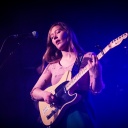 Julia Jacklin auf der Bühne mit Gitarre | Bild: picture alliance / Photoshot | -