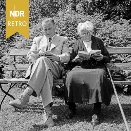 Ein älterer Herr und eine ältere Dame auf einer Bank im Park, Deutschland 1958