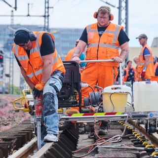 Bauarbeiter bei der Erneuerung von Gleis- und Bahnanlagen