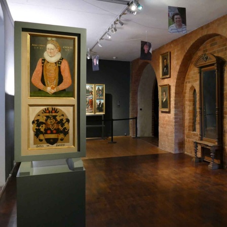 Museumsraum zum Thema "Brandenburgerinnen aus verschiedenen  Zeiten" in der Ausstellung "Keine Frau. Nirgends?" im Dommuseum in Brandenburg (Bild: Domstift Brandenburg) 