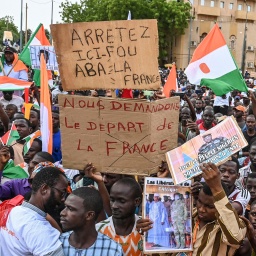 Anhänger der Militärjunta in der nigrischen Hauptstadt Niamey fordern den Abzug aller französischen Truppen.