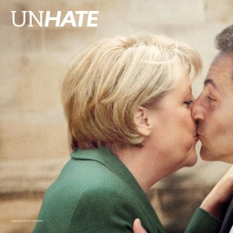 Bundeskanzlerin Angela Merkel (CDU, l) und der französische Staatspräsident Nicolas Sarkozy küssen sich auf einer Fotomontage, die zur neuen Werbekampagne des Bekleidungskonzerns Benetton gehört. Unter dem Titel "Unhate" zeigt die Kampagne sich küssende Politiker die im realen Leben unterschiedlichen Lagern angehören. 