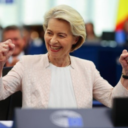 Straßburg: Ursula von der Leyen (CDU), amtierende Präsidentin der Europäischen Kommission hebt beide Hände zu Fäusten geballt in die Luft.