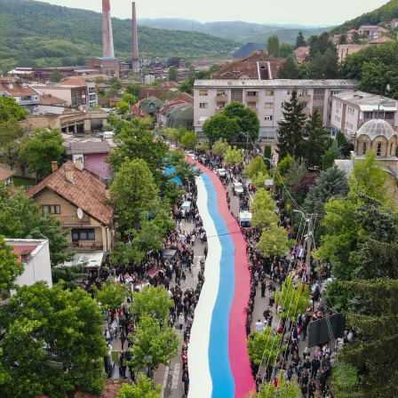  Menschen halten eine riesige serbische Flagge bei einer Demonstration gegen den ethnisch-albanischen Bürgermeister in Zvecan im Nordkosovo. (31.05.2023)