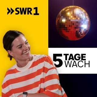 Host Cora Klausnitzer schaut auf den Schriftzug &#034;5 Tage wach&#034; und darüber hängt eine glitzernde Discokugel - das Bild steht für den Podcast zur SWR1 Hitparade &#034;5 Tage wach - die kultigste Radio-Hitparade Deutschlands&#034;