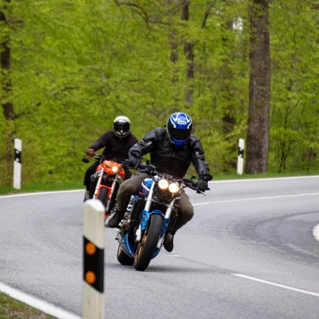 Motorradfahrer auf einer Landstraße