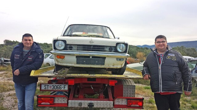Die beiden Autoschrauber Zoran und Ivan Vranjes haben eine Leidenschaft: Aus Alltagsautos fahrbare Oldtimer zu machen.