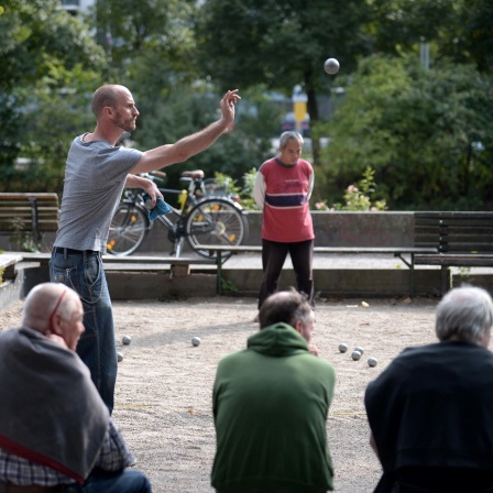Boule-Spieler in Berlin-Kreuzberg (Bild: picture alliance / Caro / Waechter)