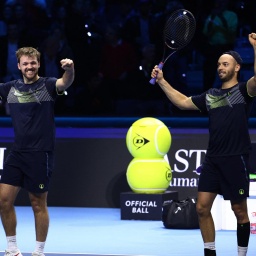 Kevin Krawietz (l) und Tim Pütz freuen sich nach ihrem Sieg beim ATP-Finals in Turin