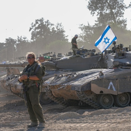 Israelische Soldaten arbeiten an einem Panzer in der Nähe der Grenze zum Gazastreifen im Süden Israels.  