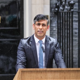 Premierminister Rishi Sunak bei einer Rede im strömenden Regen vor der Downing Street 10 am 22.05.2024 