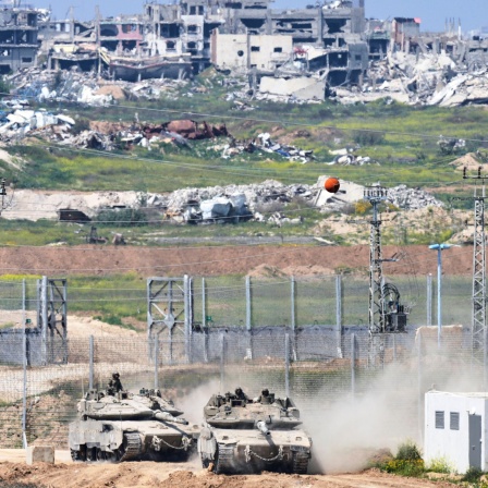 Israelische Panzer manövrieren an der Grenze zum nördlichen Gazastreifen.