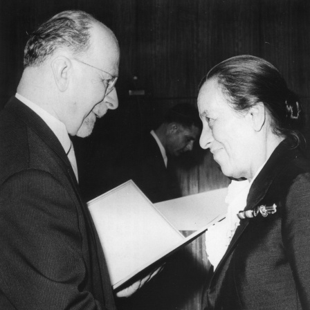 Walter Ulbricht, Staatsratsvorsitzender der DDR, überreicht Helene Weigel, Intendantin des Berliner Ensembles, 1965 den Vaterländischen Verdienstorden in Gold.