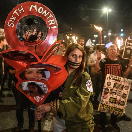 Israelische Demonstranten versammeln sich vor der Knesset um gegen Premierminister Benjamin Netanyahu und für eine sofortige Freilassung der israelischen Geiseln zu protestieren (Bild: picture alliance/Sipa USA/Matan Golan)