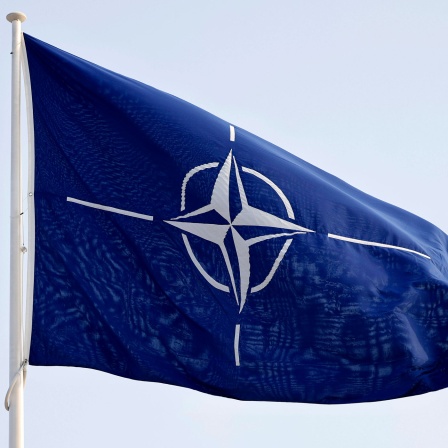 Die NATO-Flagge am Sitz der NATO in Brüssel