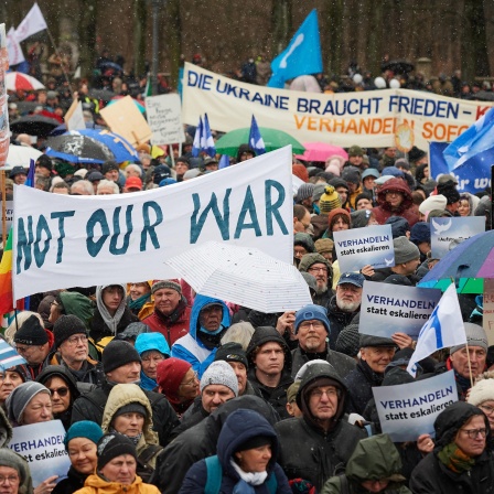Kundgebung &#034;Aufstand für den Frieden&#034; am Brandenburger Tor in Berlin am 25. Februar 2023. Tausende Menschen forderten bei der Kundgebung einen sofortigen Stopp von Waffenlieferungen an die Ukraine und die Aufnahme von Waffenstillstandsverhandlungen gefordert. Zu der Kundgebung hatten die Linken-Politikerin Sahra Wagenknecht und die Publizistin Alice Schwarzer aufgerufen, die zwei Wochen zuvor auch das &#034;Manifest fuer Frieden&#034; initiiert hatten.
