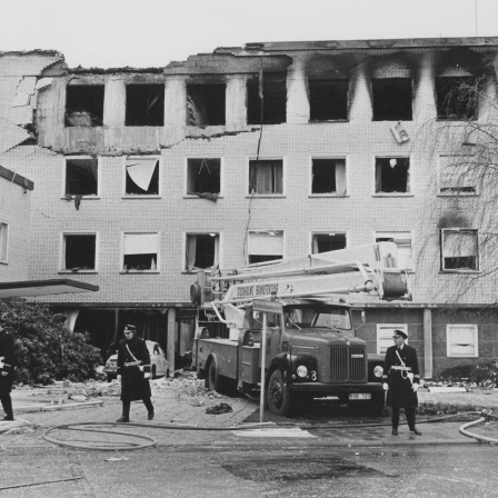 Die beschädigte deutsche Botschaft in Stockholm in einer Schwarz-weiß-Aufnahme von 1975