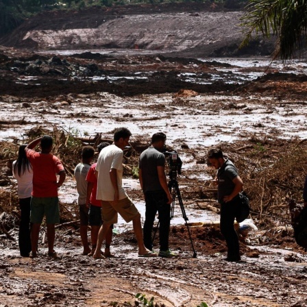 Anwohner schauen sich die Zerstörungen an nach dem Dammbruch in der Eisenerzmine in Brumadinho im Januar 2019.