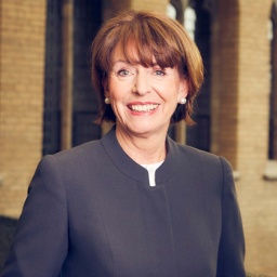 Henriette Reker, Oberbürgermeisterin der Stadt Köln, lächelt in die Kamera. 