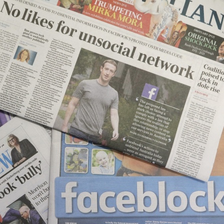 Titelseiten von australischen Zeitungen machen auf mit Geschichten über Facebook.