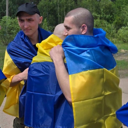 Ukrainische Soldaten nach ihrer Rückkehr aus der Gefangenschaft während eines Austauschs zwischen Russland und der Ukraine.