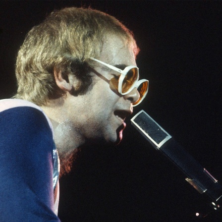 Elton John mit Sonnenbrille