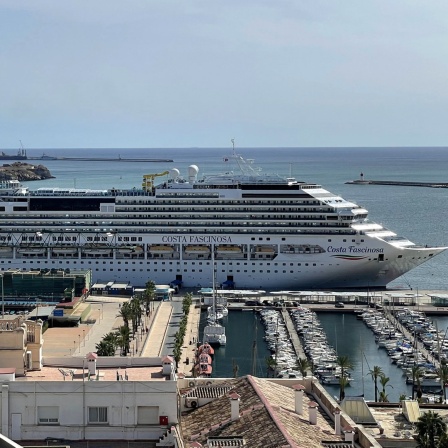 Ein Kreuzfahrtschiff liegt im Hafen von Cartagena (Murcia) in Südspanien