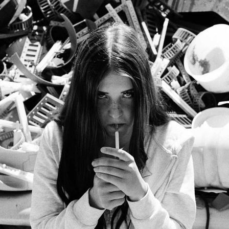 Ein Schwarz-Weiß-Porträt einer 18-Jährigen aus der Ausstellung "Achtzehn"