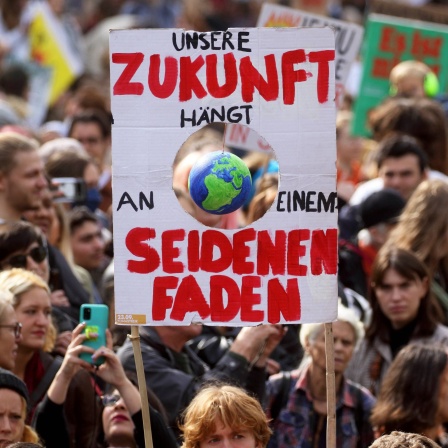 Globaler Klimastreik mit Aktionen von FRIDAYS FOR FUTURE am 23.09.2022 in Berlin. Klimaaktivist*innen fordern umfassende politische Maßnahmen um den Klimawandel aufzuhalten.