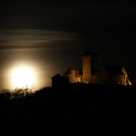 Mond scheint über einer Burg