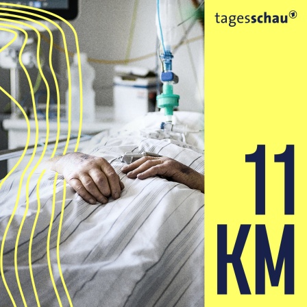 Die Hände eines Patienten liegen auf der Bettdecke in einer chirurgischen Intensivstation.